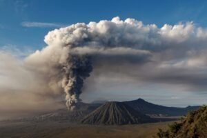 Gunung api mengeluarkan abu vulkanik